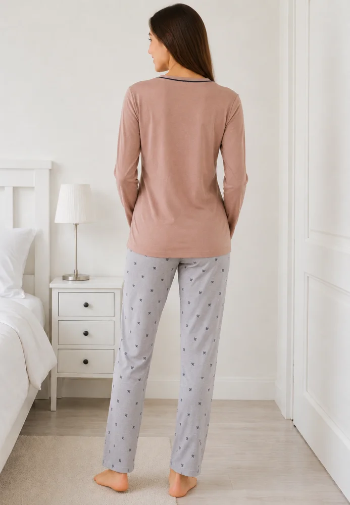 Pijama dama Moca/Gri, bluza cu maneca lunga, guler V si fundita, pantaloni lungi cu imprimeu fundite — imagine 2