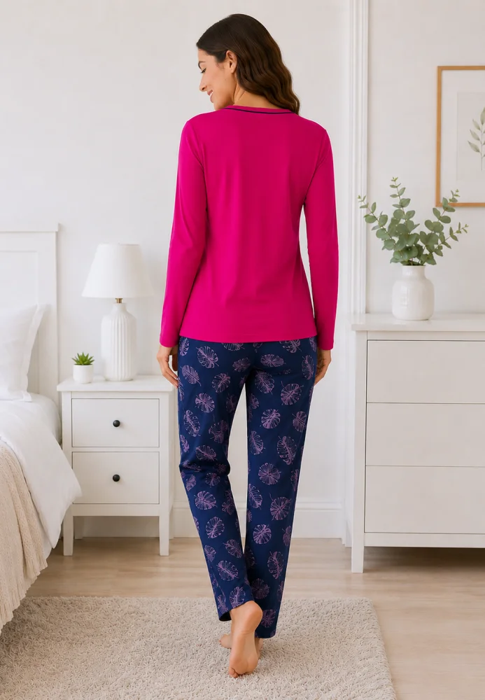 Pijama dama fucsia/Bleumarin, bluza cu maneca lunga si guler V, pantaloni lungi cu imprimeu frunze