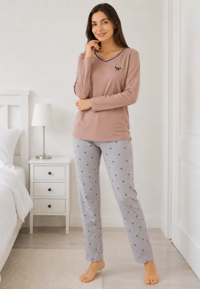 Pijama dama Moca/Gri, bluza cu maneca lunga, guler V si fundita, pantaloni lungi cu imprimeu fundite — imagine 3