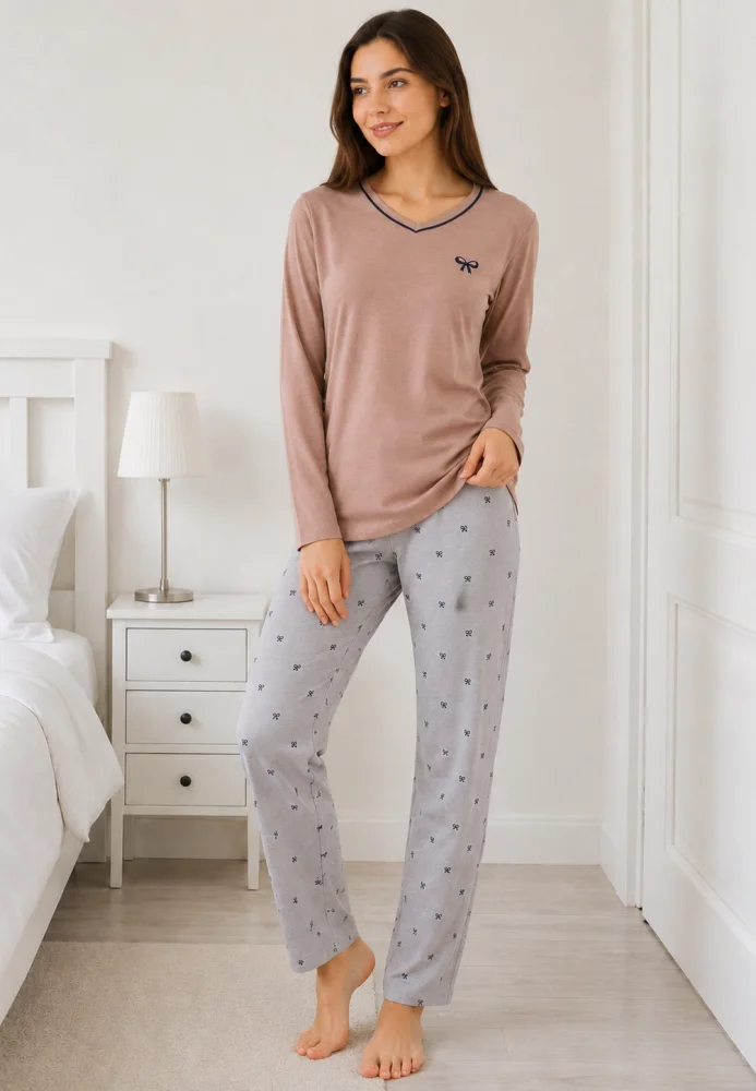 Pijama dama Moca/Gri, bluza cu maneca lunga, guler V si fundita, pantaloni lungi cu imprimeu fundite — imagine 1