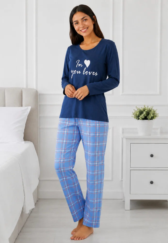 Pijama de dama din 2 piese, bluza cu maneca lunga si mesaj text, pantaloni lungi in carouri