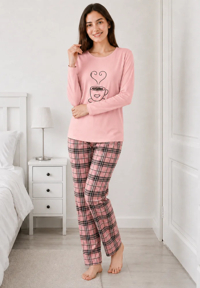 Pijama dama Roz Pudra, bluza cu maneca lunga si imprimeu ceasca de cafea, pantaloni lungi carouri — imagine 1