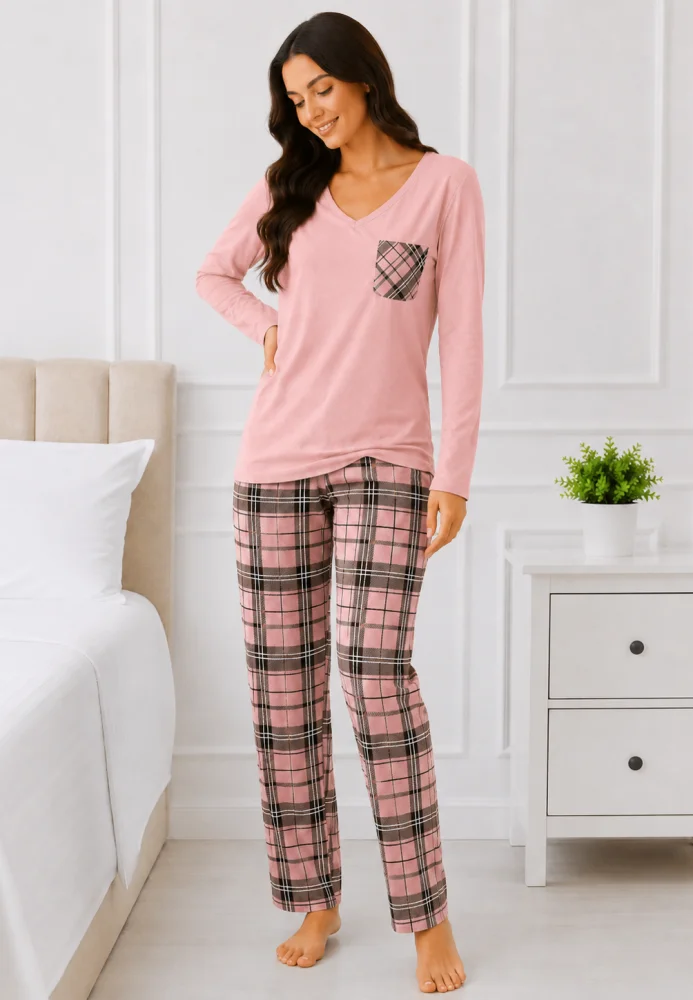 Pijama damă cu bluză,mânecă lungă și pantaloni în carouri roz — imagine 3