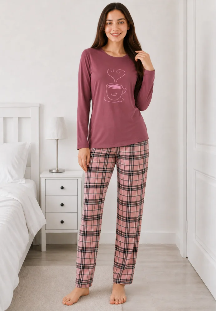 Pijama dama Visiniu, bluza cu maneca lunga si imprimeu ceasca de cafea, pantaloni lungi carouri — imagine 1