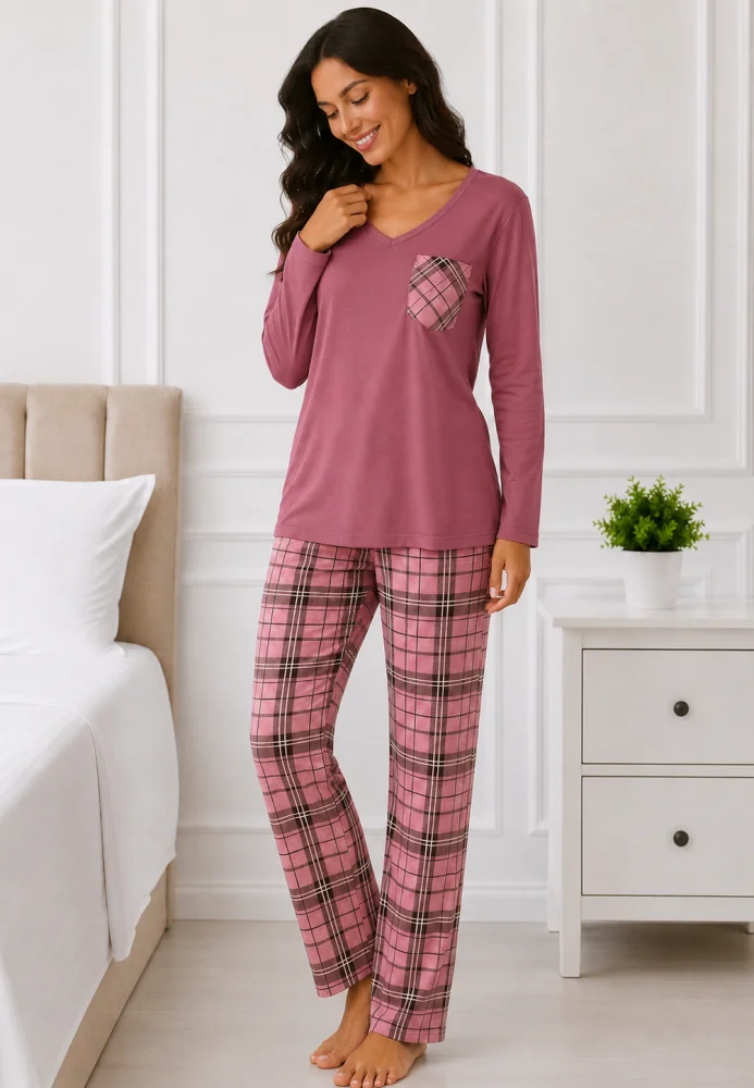 Pijama damă cu bluză mov , mânecă lungă și pantaloni în carouri roz — imagine 3