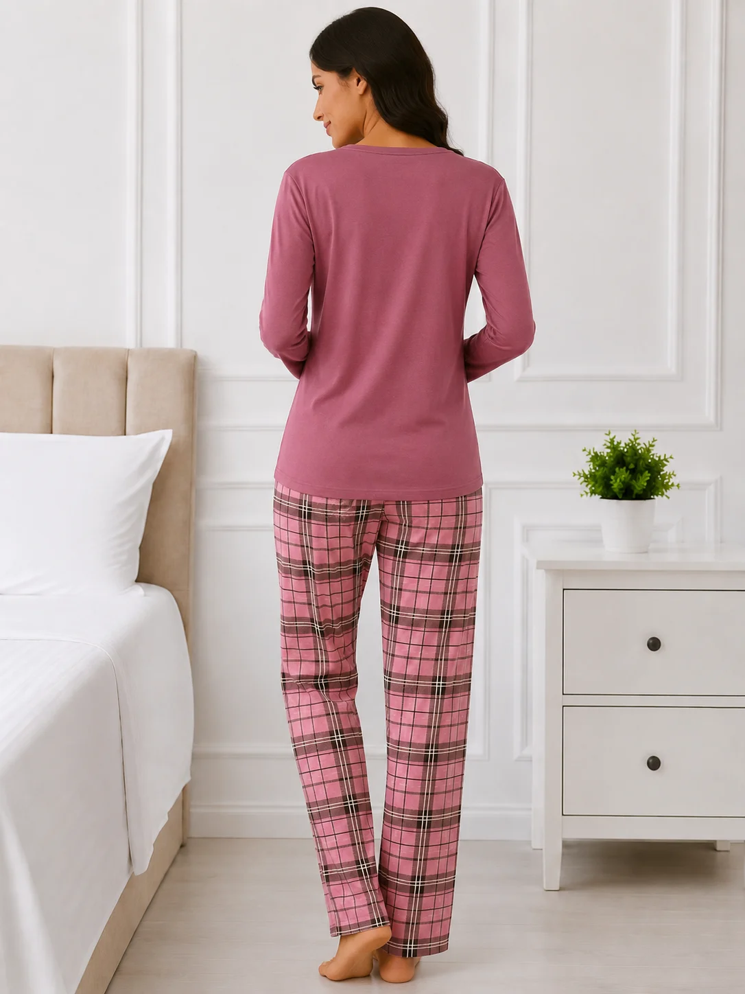 Pijama damă cu bluză mov , mânecă lungă și pantaloni în carouri roz — imagine 2