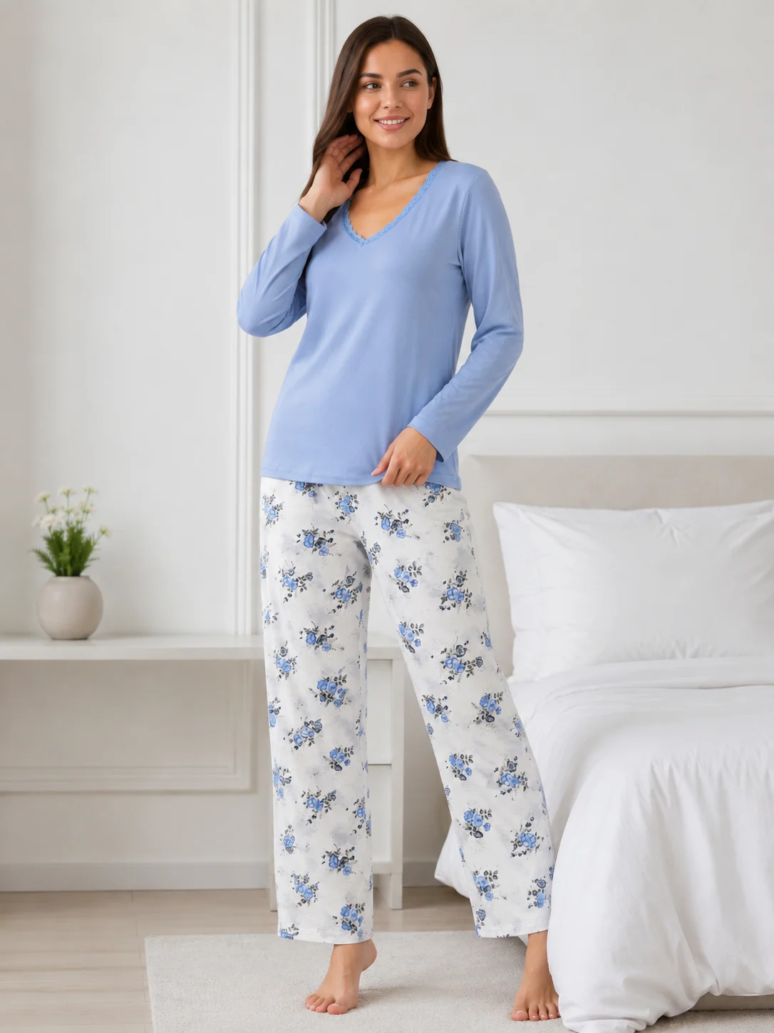 Pijama dama bumbac , bluza cu dantela la decolteu si pantalon alb cu imprimeu floral,albastru — imagine 1