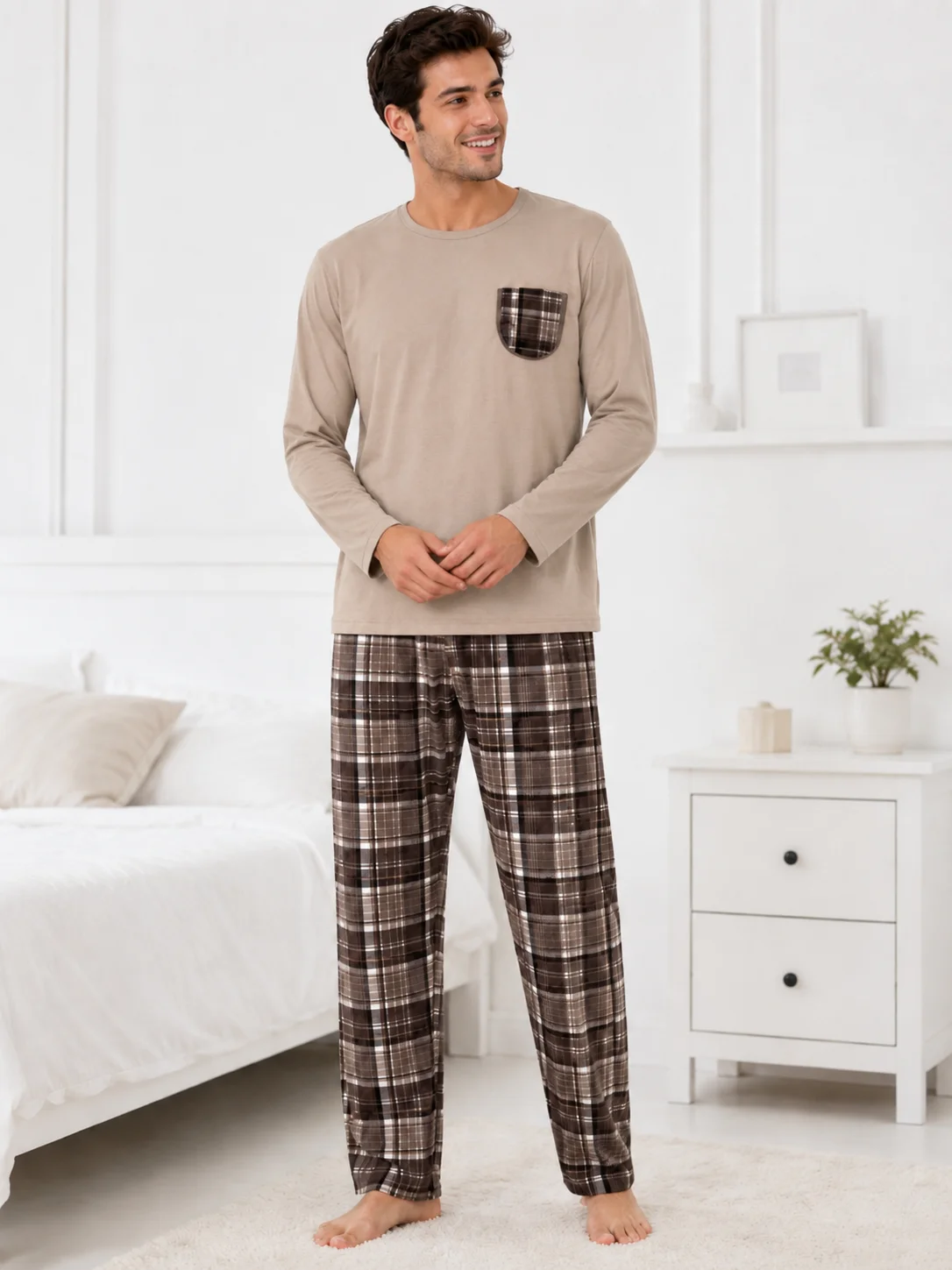 Pijama Bărbați Călduroasă și Confortabilă, Bluză Bej cu Buzunar și Pantalon Carouri Maro/Negru — imagine 1
