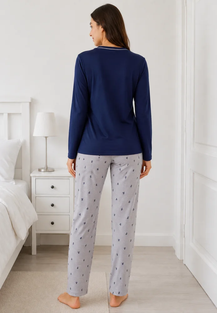 Pijama dama Bleumarin/Gri, bluza cu maneca lunga, guler V si fundita, pantaloni lungi cu imprimeu fundite — imagine 2