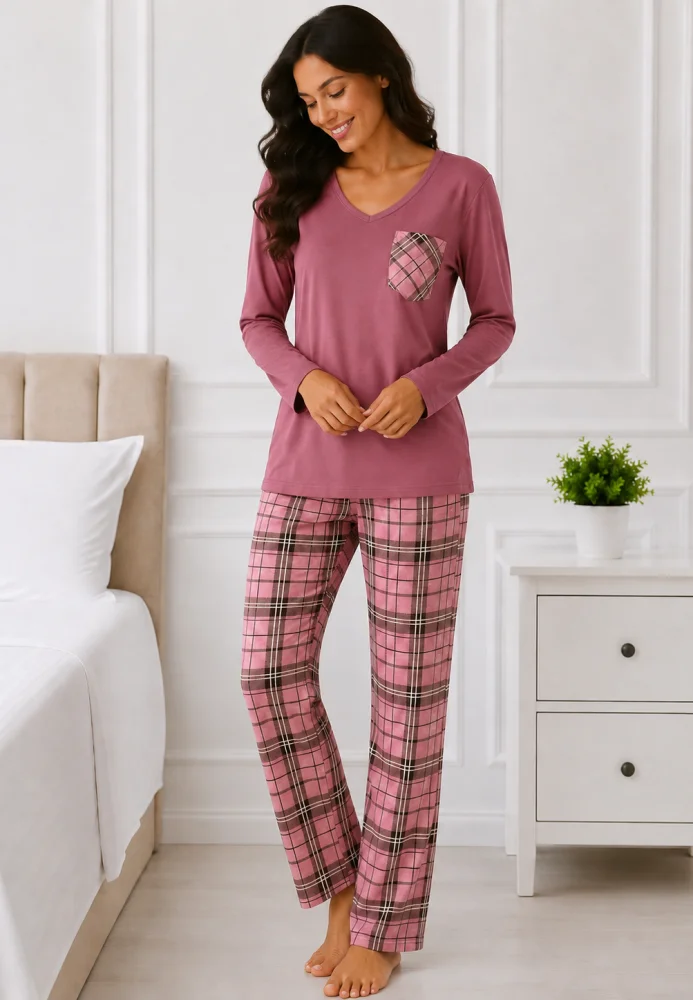 Pijama damă cu bluză mov , mânecă lungă și pantaloni în carouri roz