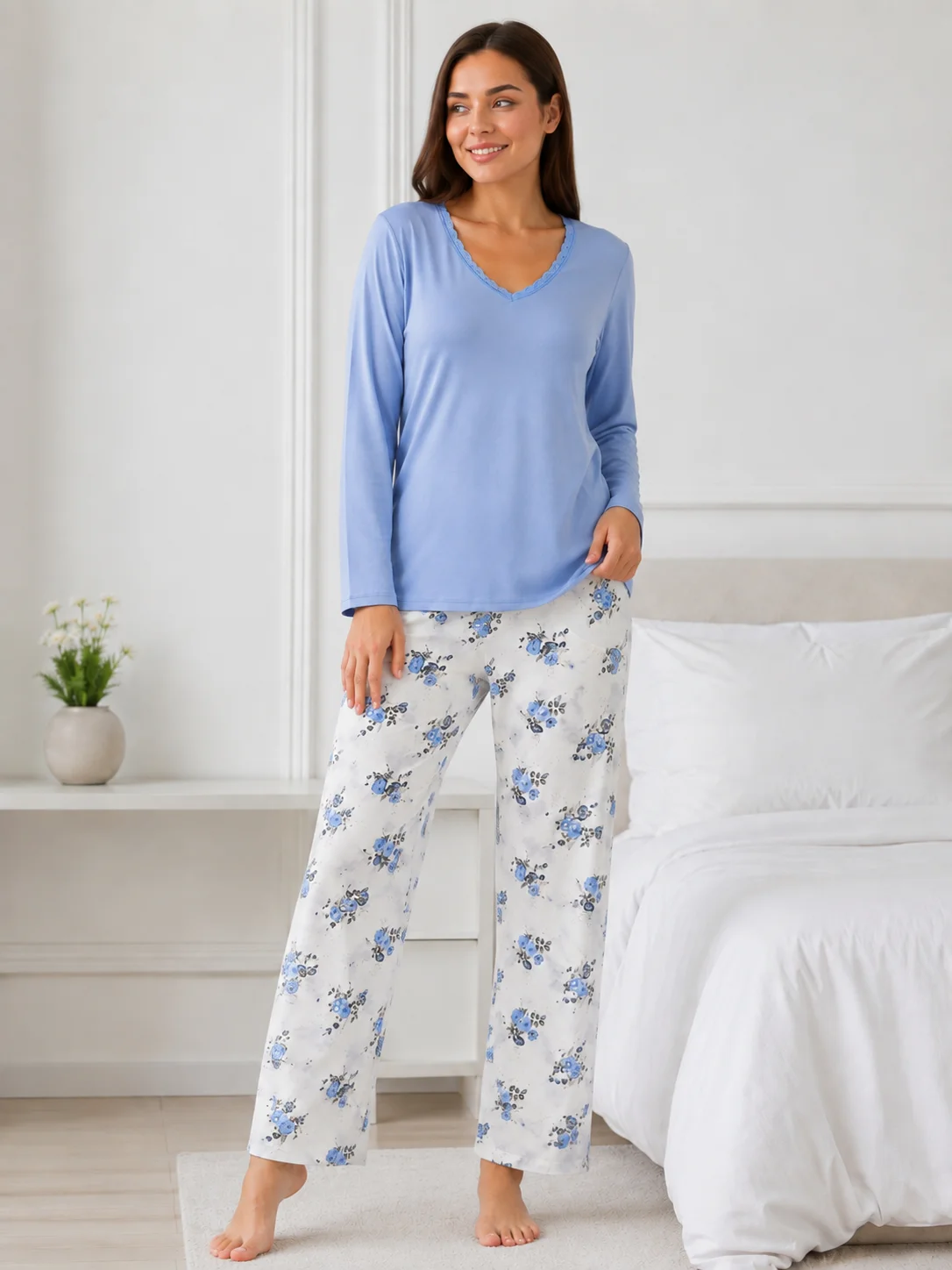 Pijama dama bumbac , bluza cu dantela la decolteu si pantalon alb cu imprimeu floral,albastru
