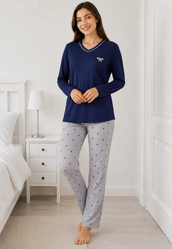 Pijama dama Bleumarin/Gri, bluza cu maneca lunga, guler V si fundita, pantaloni lungi cu imprimeu fundite — imagine 3