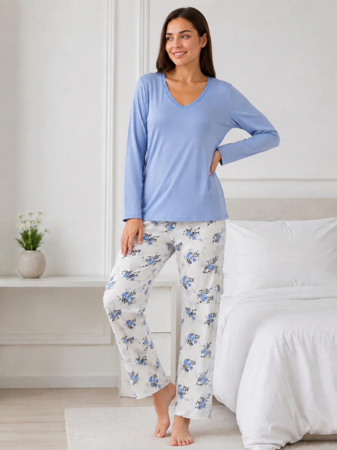 Pijama dama bumbac , bluza cu dantela la decolteu si pantalon alb cu imprimeu floral,albastru — imagine 2