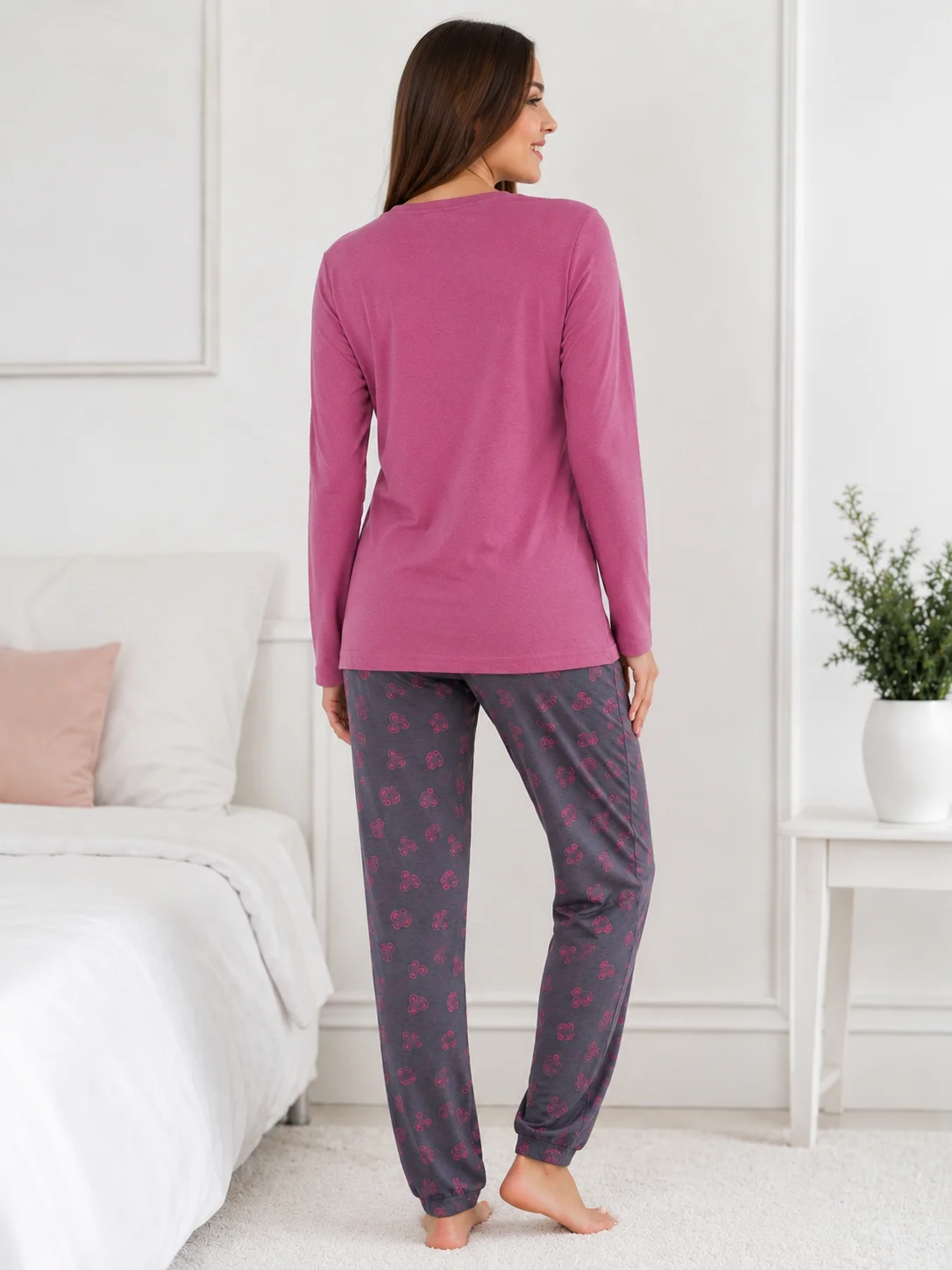 Pijama de Damă cu Mânecă Lungă – Bluză Roz Prună/Lila cu Dantelă și Pantaloni Gri Imprimați — imagine 2