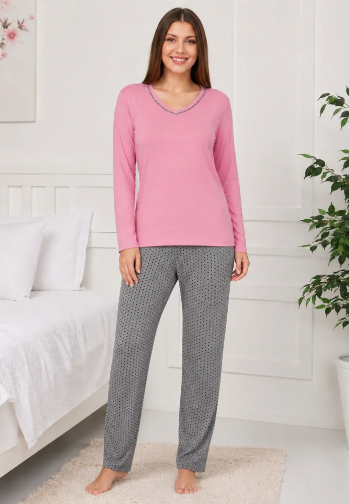Pijama dama confortabila din bumbac,roz, cu maneca lunga si decolteu fin, pantalon lung gri cu imprimeu discret — imagine 3