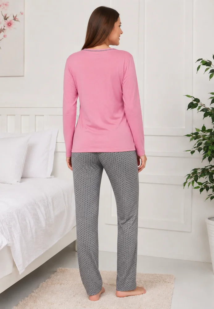 Pijama dama confortabila din bumbac,roz, cu maneca lunga si decolteu fin, pantalon lung gri cu imprimeu discret