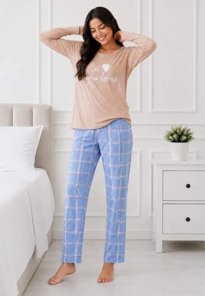 Pijama de dama din 2 piese, bluza cu maneca lunga si mesaj text, pantaloni lungi in carouri — imagine 1