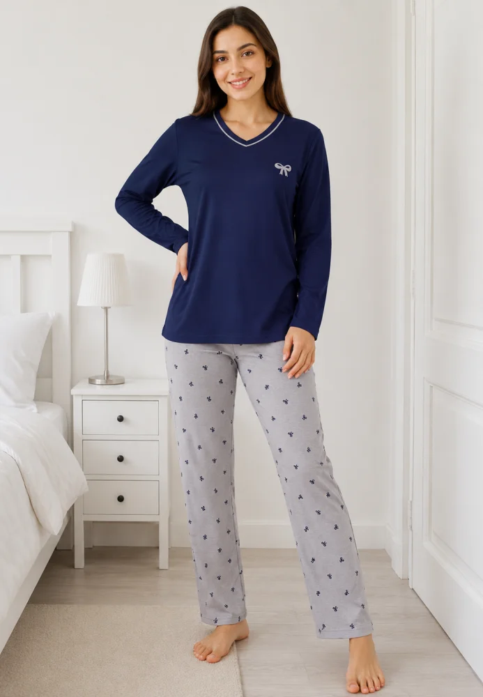 Pijama dama Bleumarin/Gri, bluza cu maneca lunga, guler V si fundita, pantaloni lungi cu imprimeu fundite