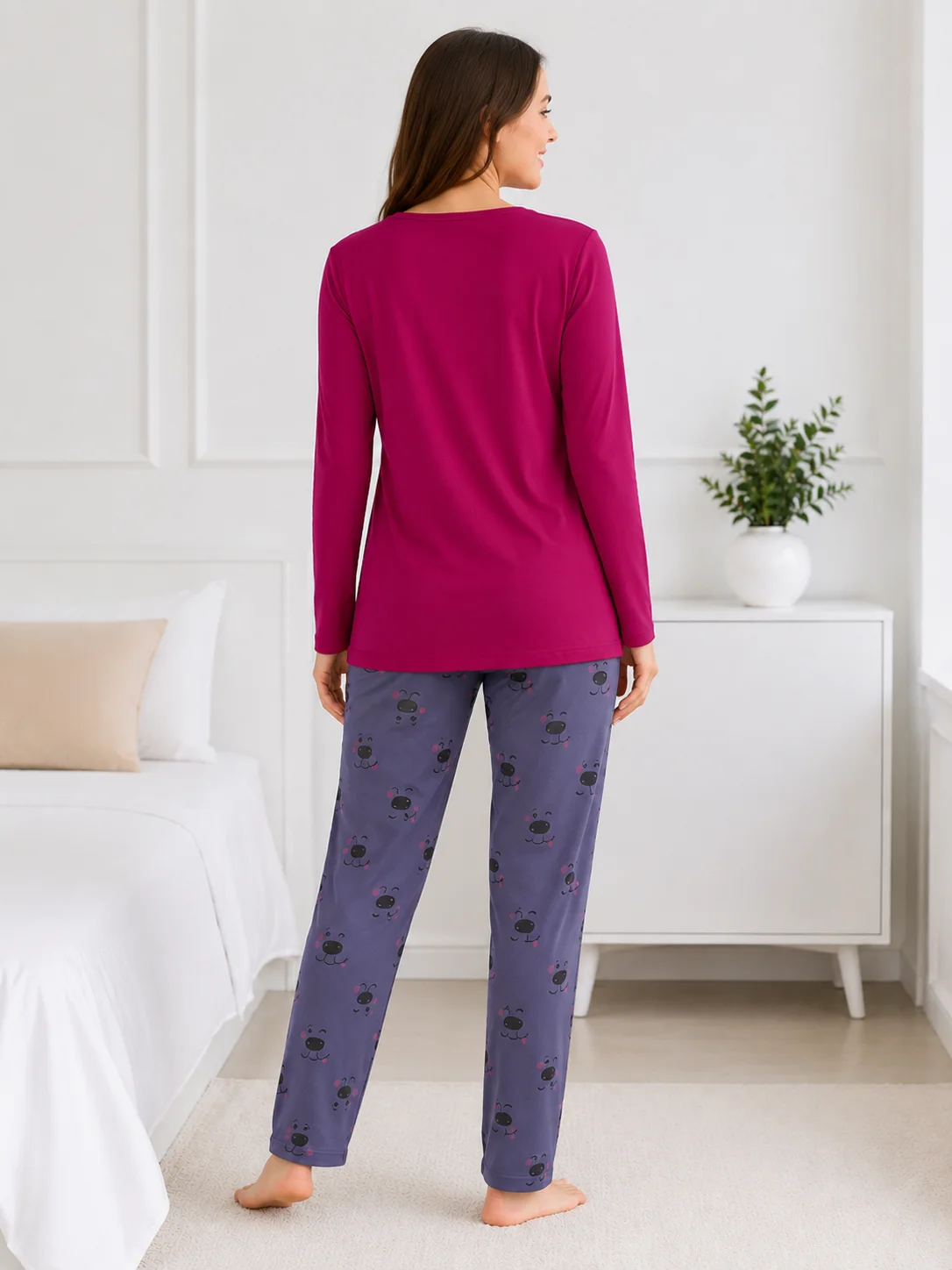 Pijama dama confortabila , bluza fucsia/magenta cu maneca lunga si aplicatie catel, pantalon lung gri-bleumarin cu imprimeu jucaus — imagine 2