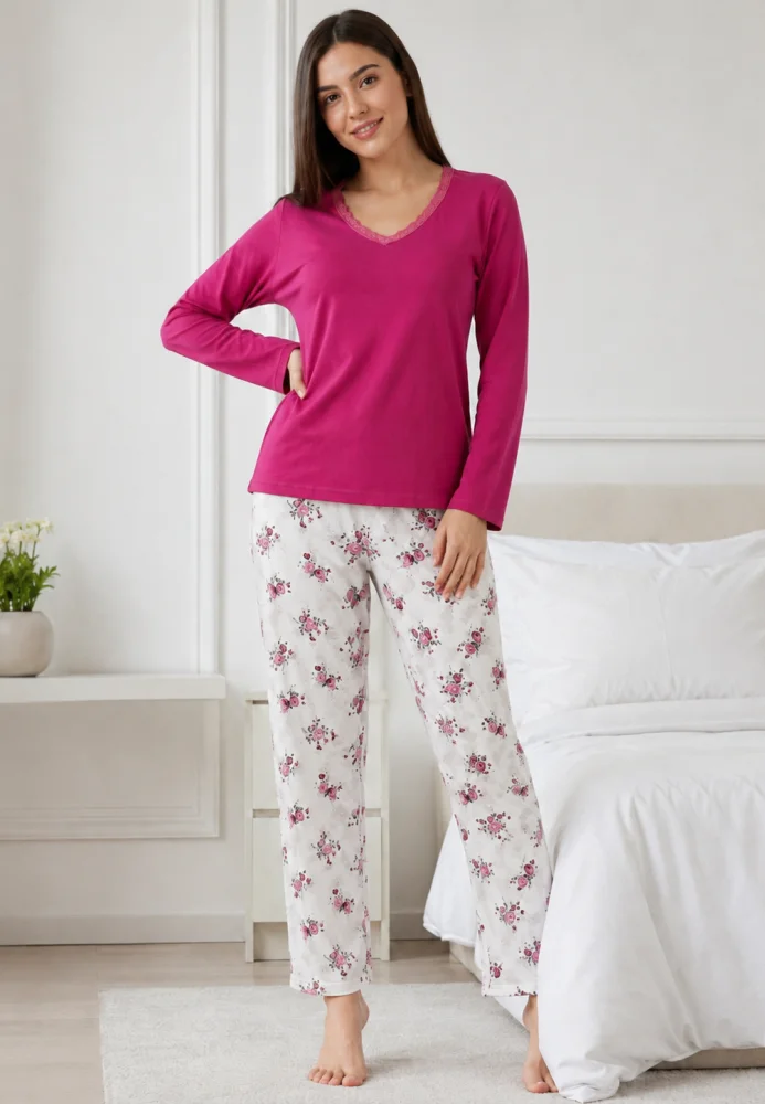 Pijama dama eleganta 2 piese, bluza magenta cu dantela la decolteu si pantalon alb cu imprimeu floral — imagine 1