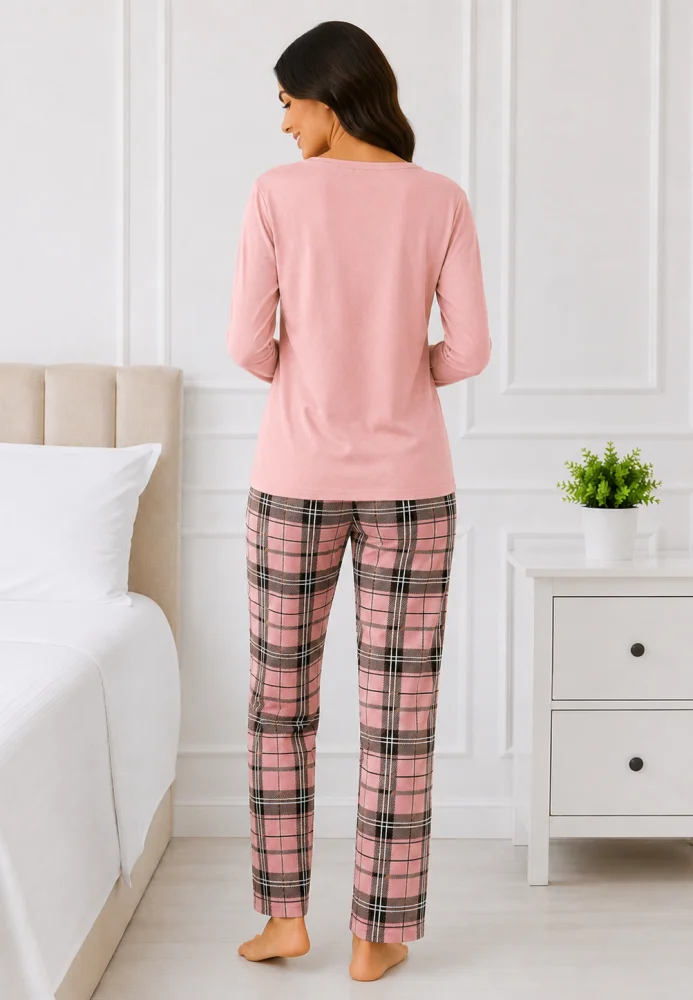 Pijama damă cu bluză,mânecă lungă și pantaloni în carouri roz — imagine 2
