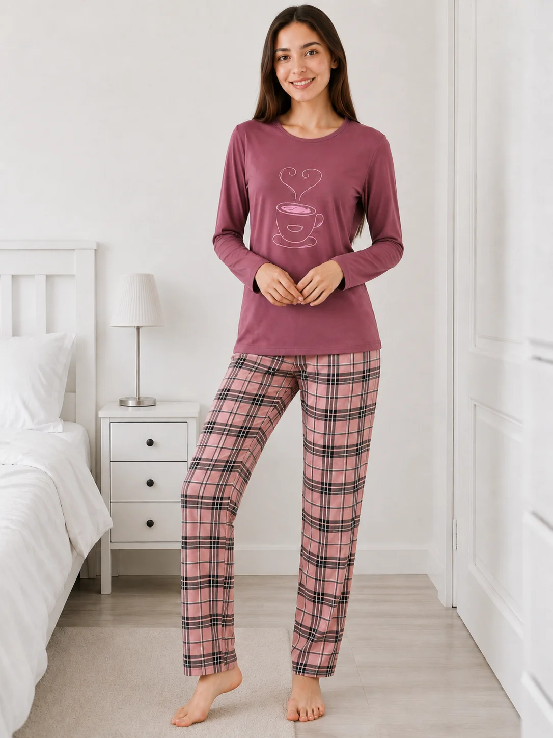 Pijama dama Visiniu, bluza cu maneca lunga si imprimeu ceasca de cafea, pantaloni lungi carouri