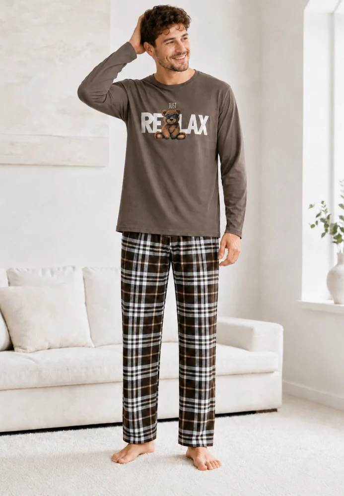 Set Pijama pentru Bărbați, Bluză Maro cu Imprimeu și Pantaloni în Carouri — imagine 3