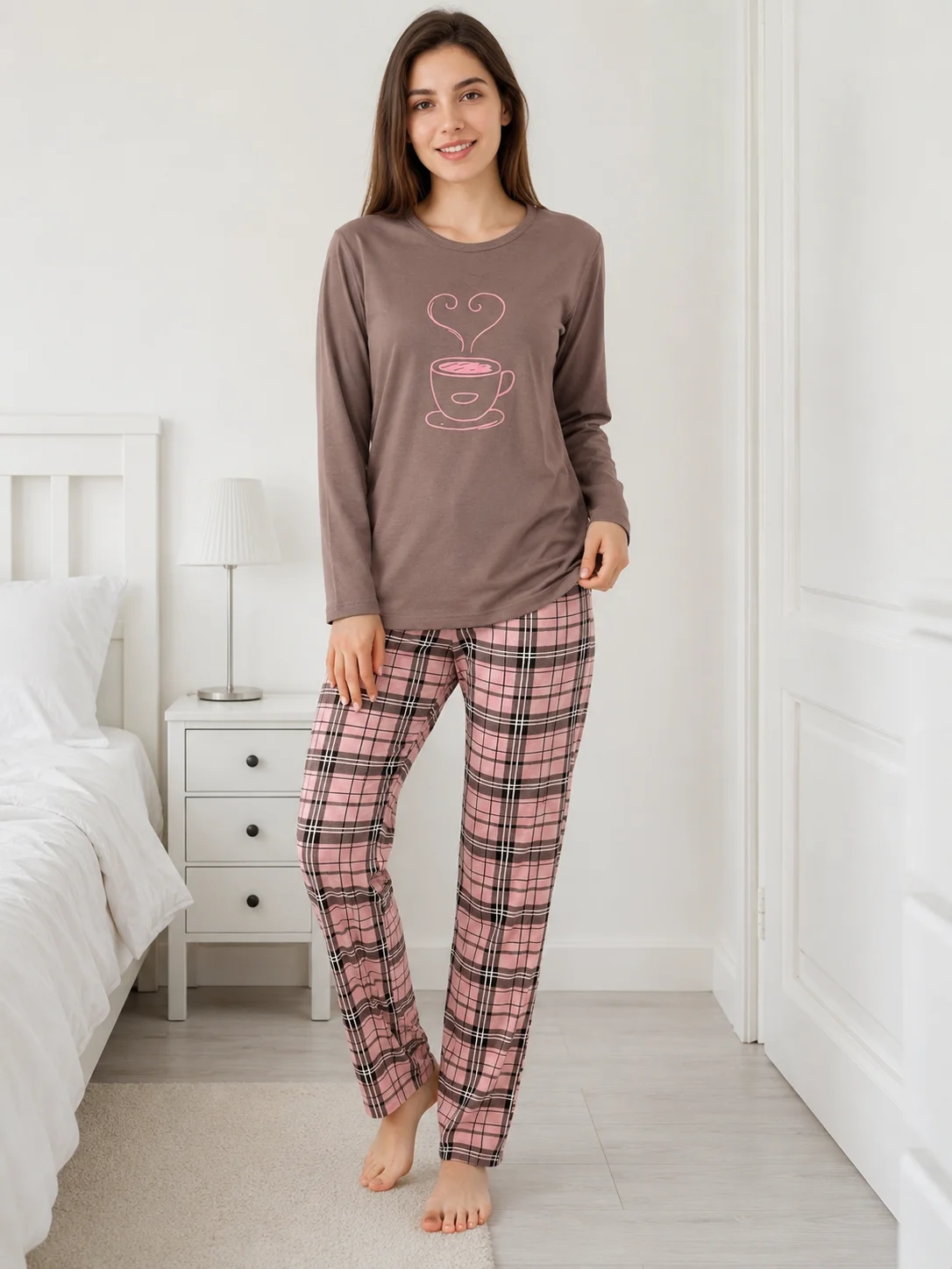 Pijama dama Maro/Moca, bluza cu maneca lunga si imprimeu ceasca de cafea, pantaloni lungi carouri — imagine 4