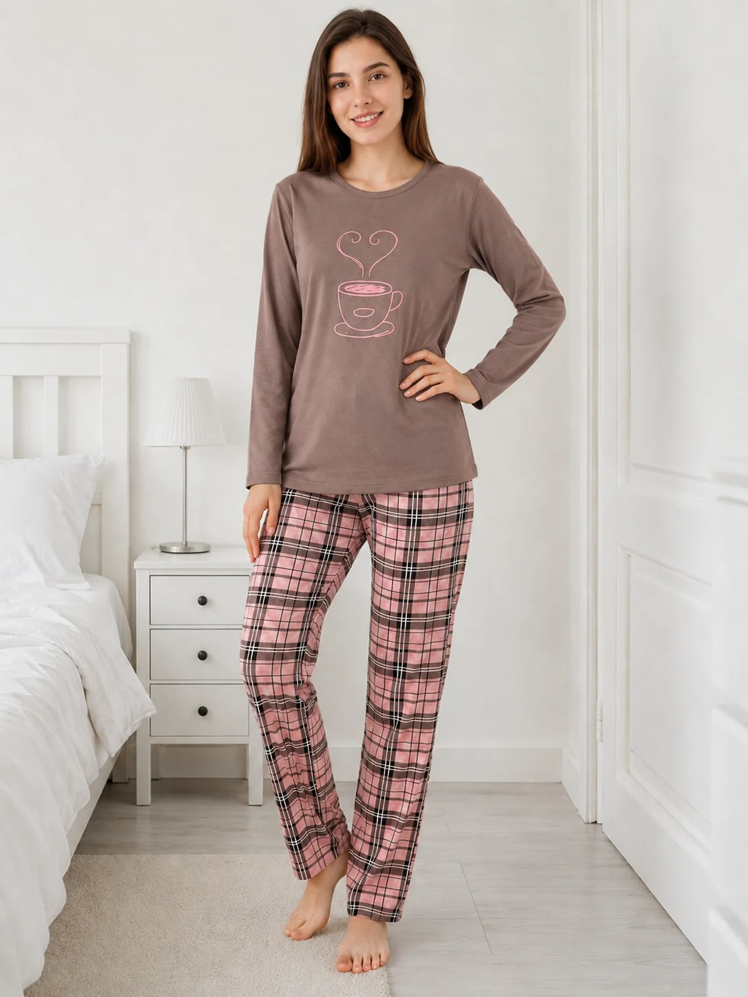 Pijama dama Maro/Moca, bluza cu maneca lunga si imprimeu ceasca de cafea, pantaloni lungi carouri — imagine 3