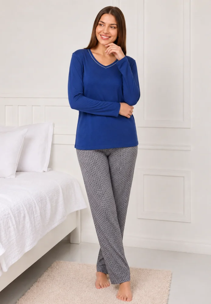 Pijama feminina din bumbac, bluza albastra cu maneca lunga si margine finisata fin, pantalon lung gri — imagine 1