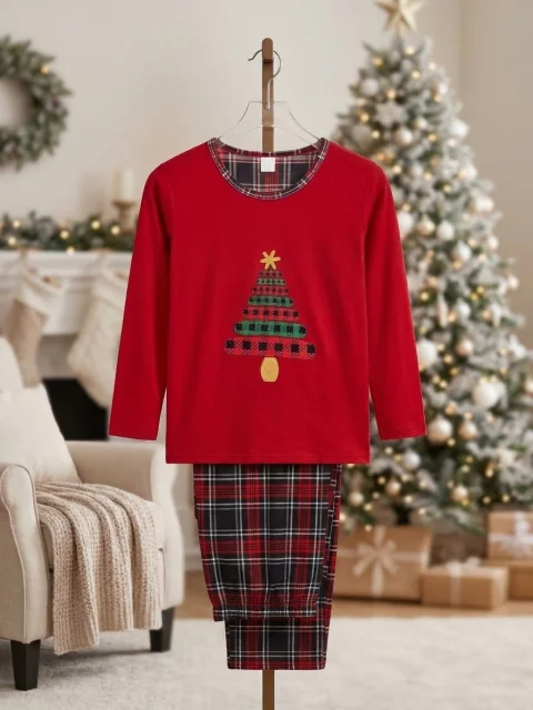 Pijama Dama Festiva de Craciun – Bluza Rosie cu Imprimeu Bradut si Pantaloni Carouri Red&Black — imagine 1