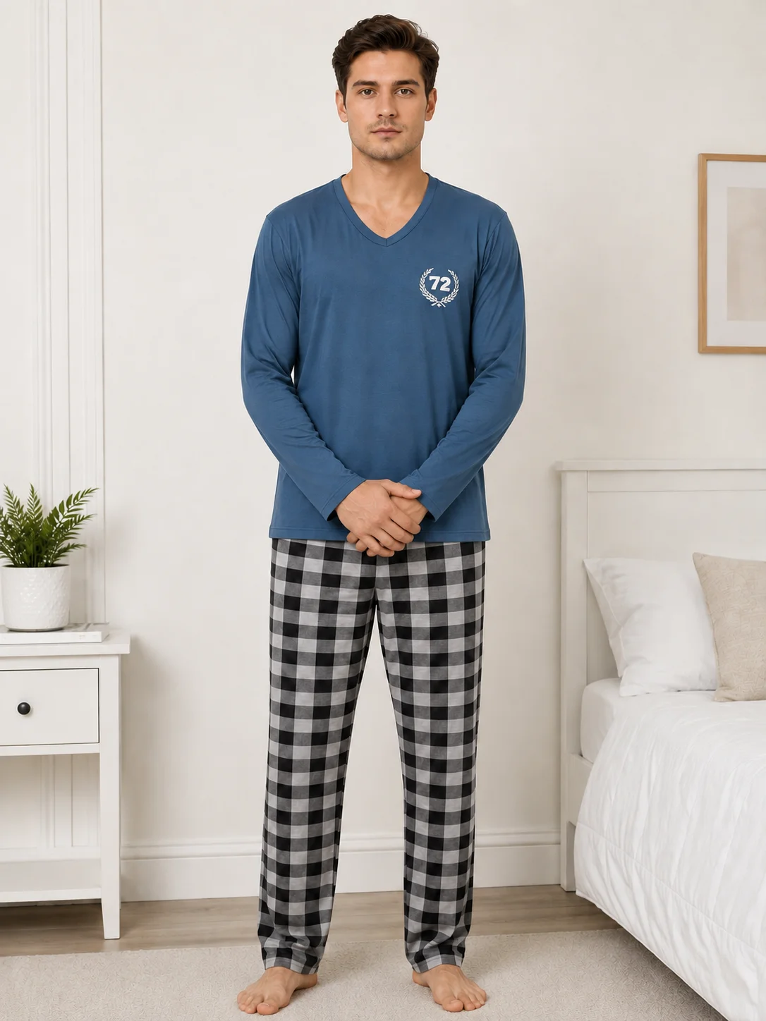 Pijama bărbați, Bluză albastrucu gât în V și imprimeu "72", Pantalon lung în carouri gri și negre
