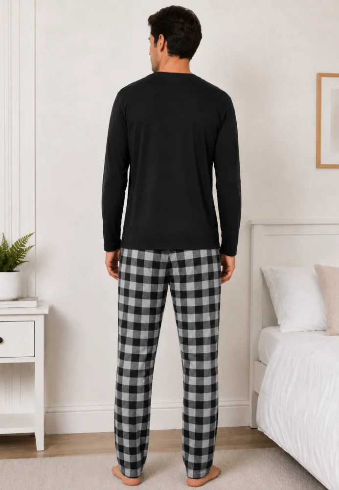 Pijama bărbați, Bluză neagră cu gât în V și imprimeu "72", Pantalon lung în carouri gri și negre — imagine 2
