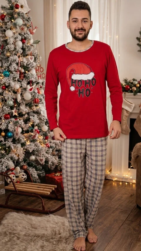 Pijama bărbătească de Crăciun, roșie, cu imprimeu Ho Ho Ho și pantaloni în carouri — imagine 1