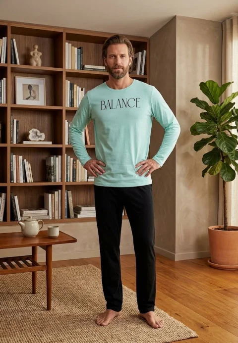 Pijama bărbați, bluză albastru deschis "BALANCE" și pantaloni negri,maneca lunga — imagine 1