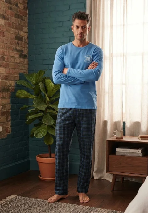 Pijama pentru bărbați, Bluză mânecă lungă cu imprimeu „26” și Pantalon lung în carouri — imagine 1