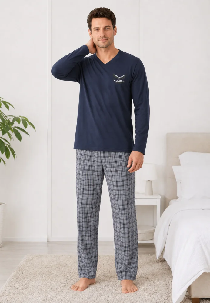 Pijama bărbați, Bluză cu mânecă lungă și decolteu în V cu imprimeu piept, Pantalon lung în carouri,bluemarin — imagine 3