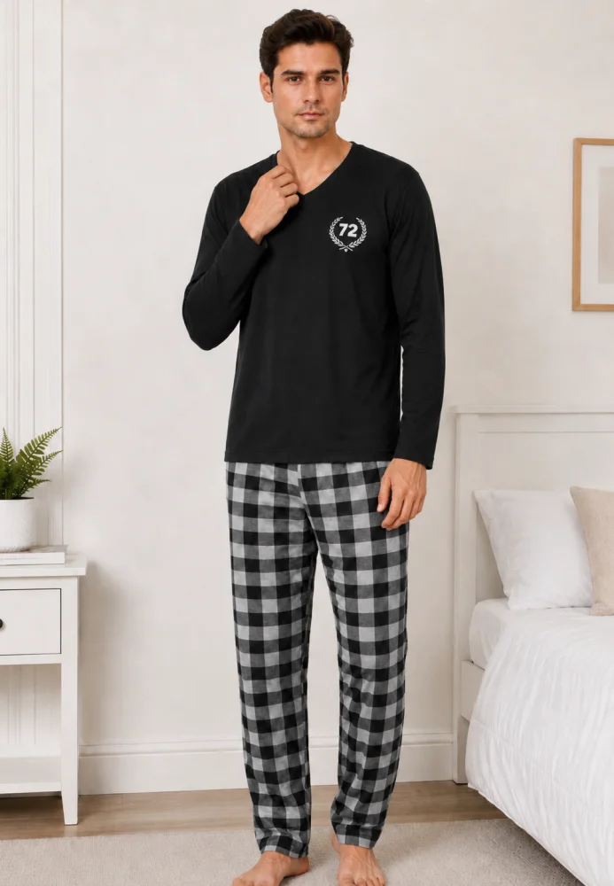 Pijama bărbați, Bluză neagră cu gât în V și imprimeu "72", Pantalon lung în carouri gri și negre