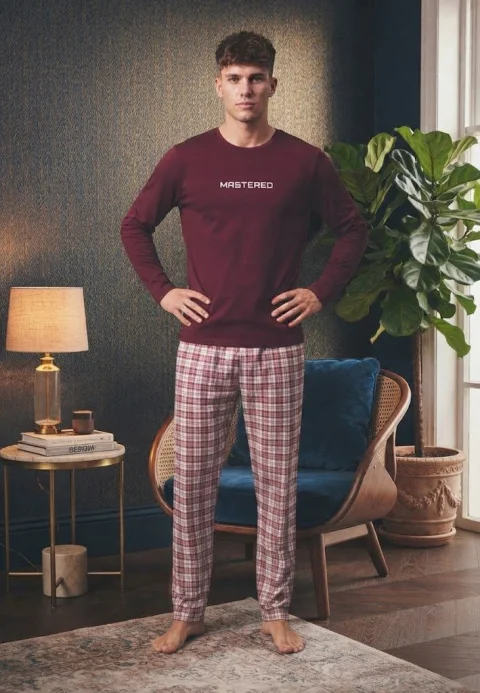 Pijama pentru bărbați, Bluză mânecă lungă cu imprimeu „MASTERED” și Pantalon lung în carouri — imagine 1