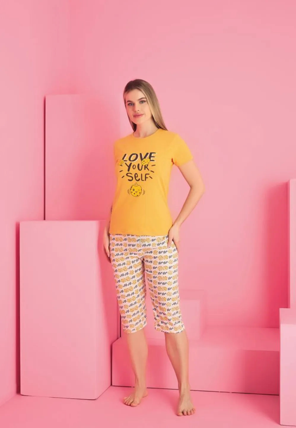 Pijama damă bumbac galbenă – pantalon 3/4, imprimeu „Love Yourself” - 1