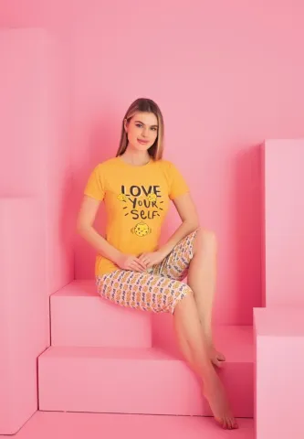 Pijama damă bumbac galben – mânecă scurtă, pantalon 3/4 cu imprimeu „Love Yourself” hover