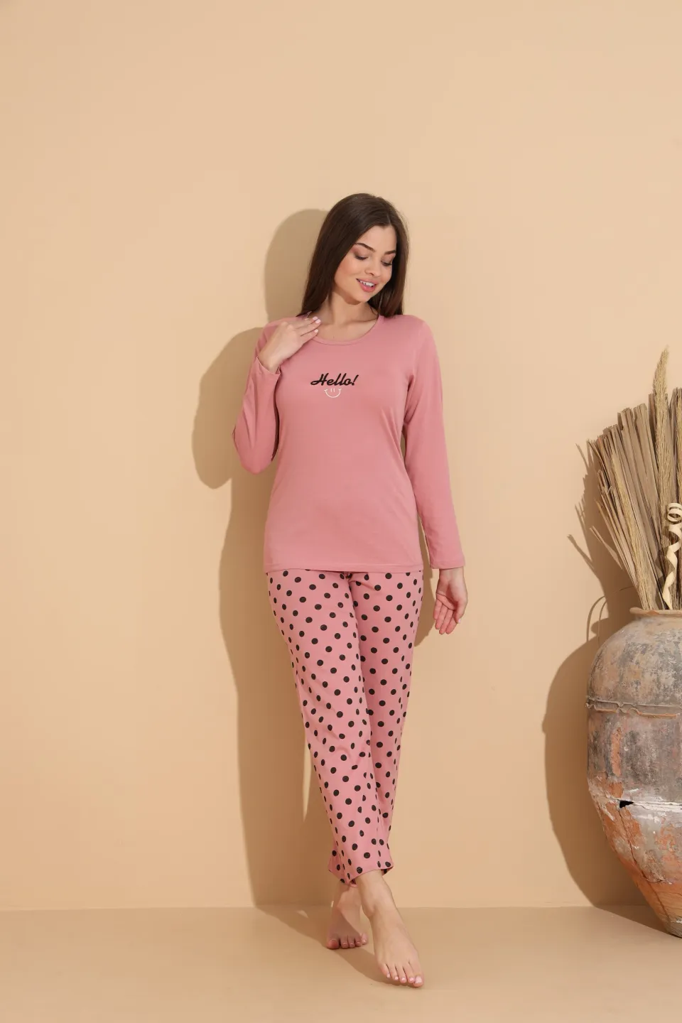 Pijama damă roz cu design modern „HELLO” și pantaloni lungi cu model buline - 3