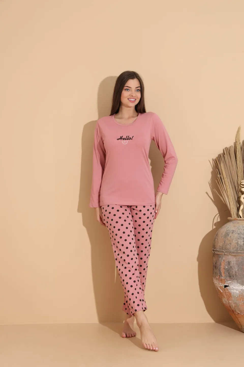 Pijama damă roz cu design modern „HELLO” și pantaloni lungi cu model buline - 4