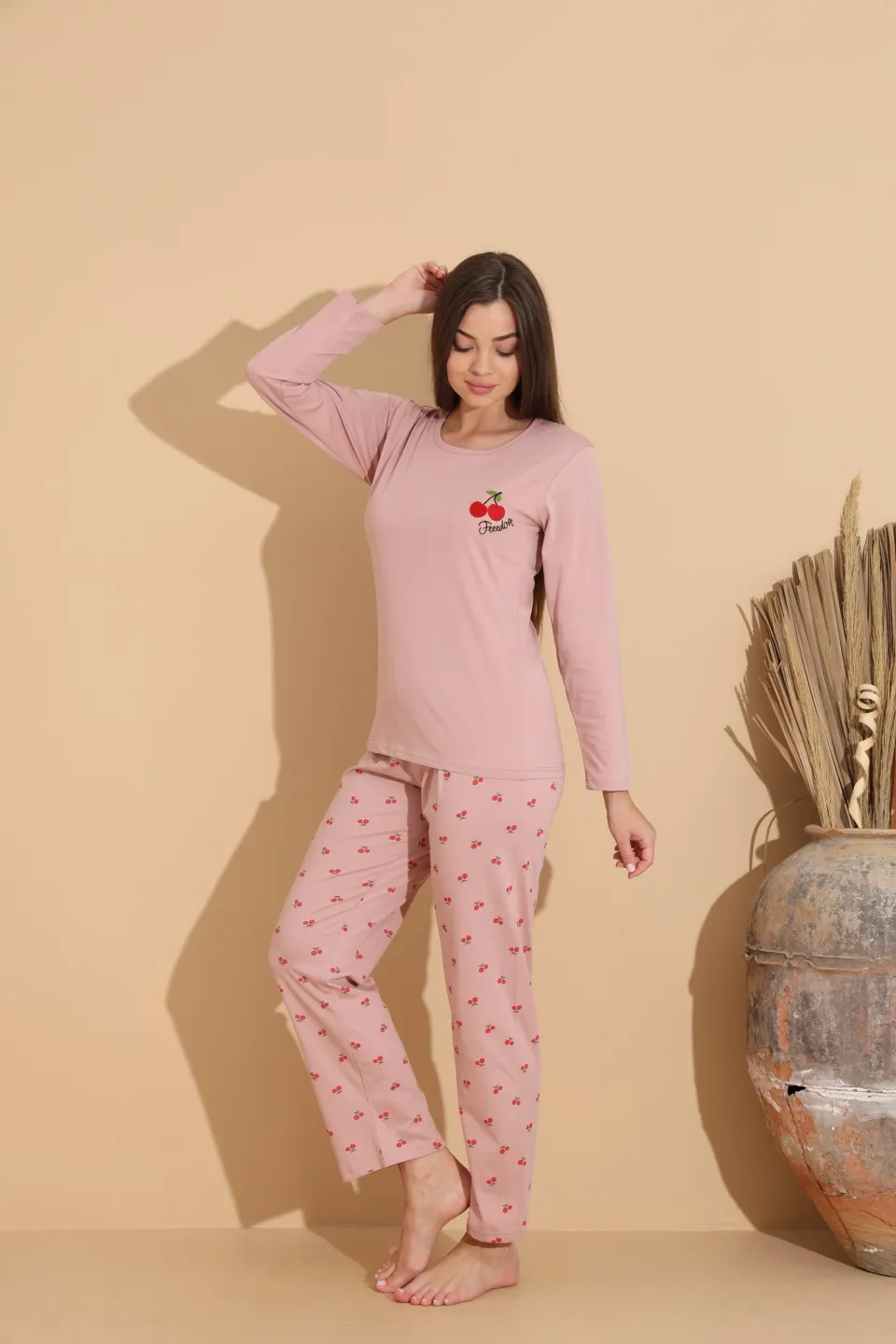 Pijama damă roz pal cu imprimeu vesel cireșe și pantaloni lungi comozi - 3