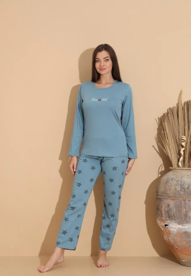 Pijama damă cu pantaloni cu imprimeu stele negre și bluză „She is Art”, albastru deschis