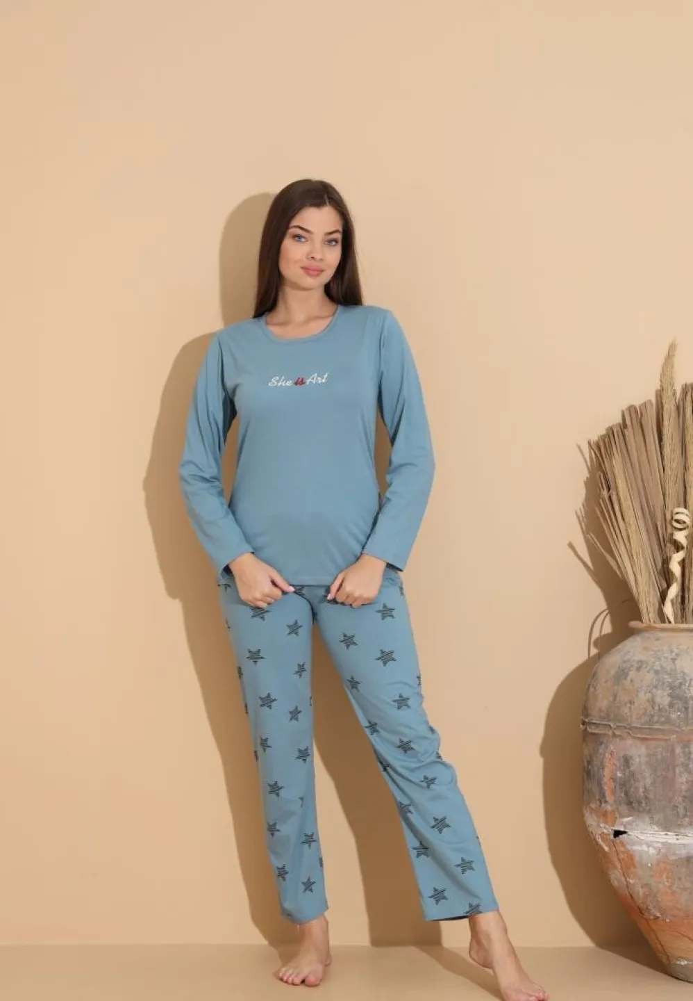 Pijama damă cu pantaloni cu imprimeu stele negre și bluză „She is Art”, albastru deschis - 4