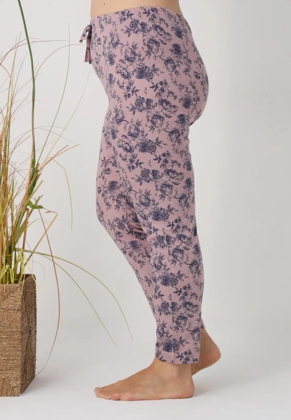 Pantaloni de pijama damă Big Size, flori albastre pe fundal roz - 4