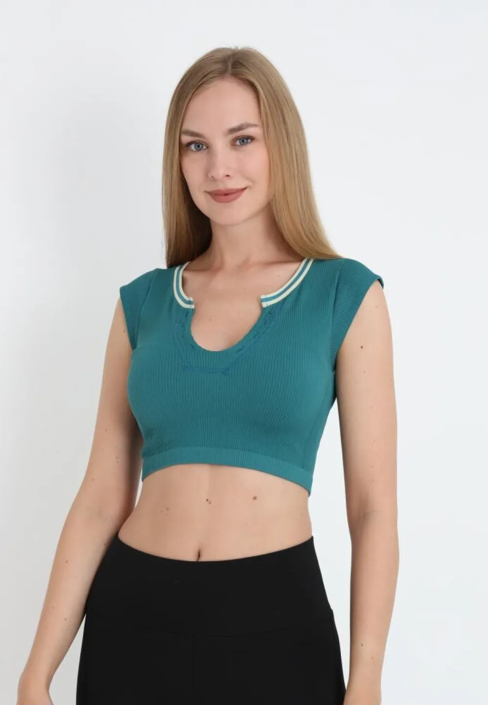 Tricou casual crop damă, verde cu mânecă scurtă - 3