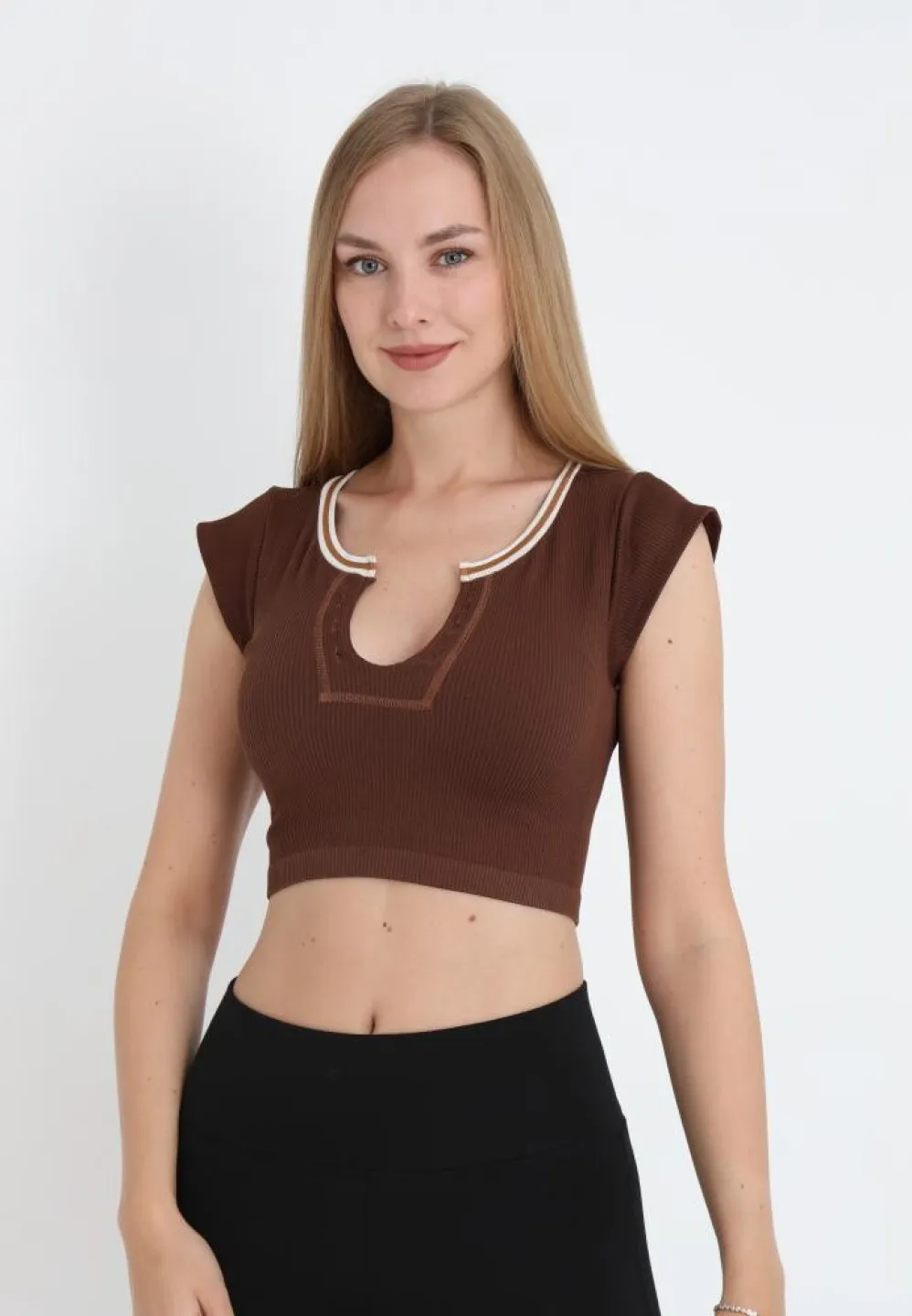 Tricou casual crop damă, maro cu mânecă scurtă - 1
