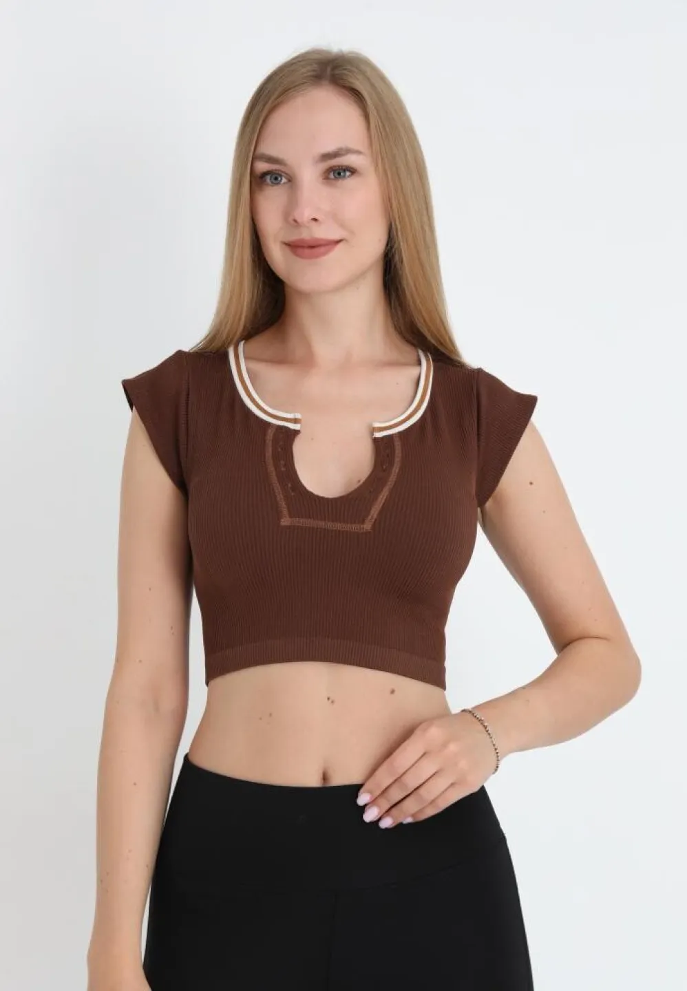 Tricou casual crop damă, maro cu mânecă scurtă - 3
